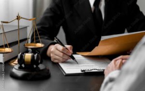 abogado asesorando cliente en oficina legal