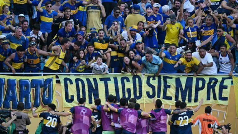 Cómo Hacerse Socio de Boca Juniors y Beneficiarse del Club 2 aficionados celebrando con camiseta de boca juniors