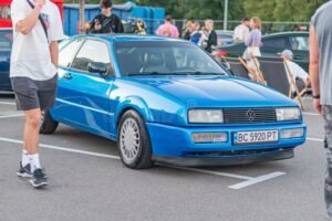 auto con placa visible en primer plano