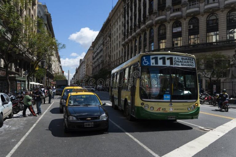 autobus en carretera entre ciudades argentinas