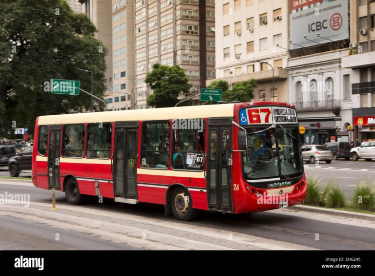 Qué rutas y recorridos tiene el colectivo rojo en Buenos Aires 2 autobus rojo circulando en calles urbanas buenos aires