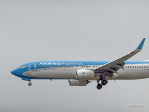 avion de aerolineas argentinas volando cielo azul