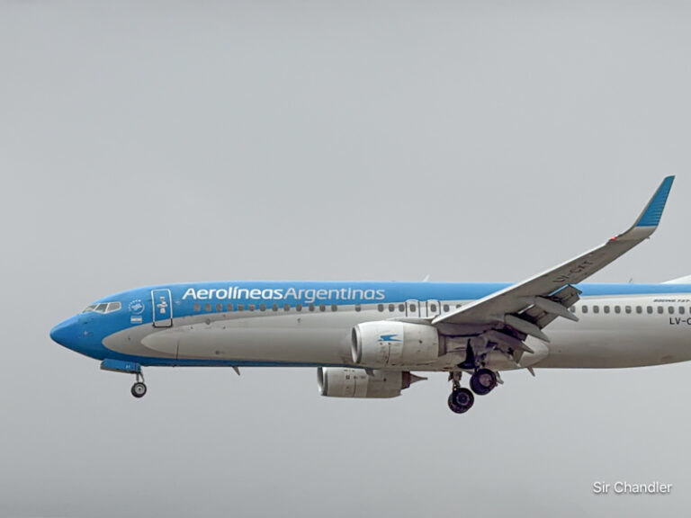 avion de aerolineas argentinas volando cielo azul