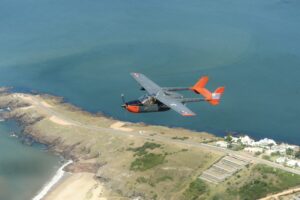 avion sobre playa de punta del este