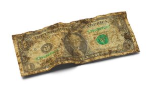 billete dolar humedo sobre madera vieja
