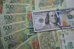billetes argentinos y billetes estadounidenses juntos