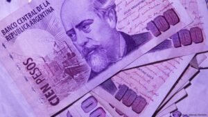 billetes argentinos y reloj de cuenta regresiva