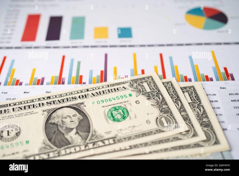 billetes de dolar estadounidense con grafico financiero