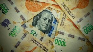 billetes de dolar estadounidense sobre mapa argentina