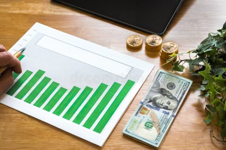 billetes de dolares con grafico de ahorro creciente