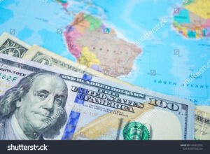 billetes de dolares con mapa mundial fondo