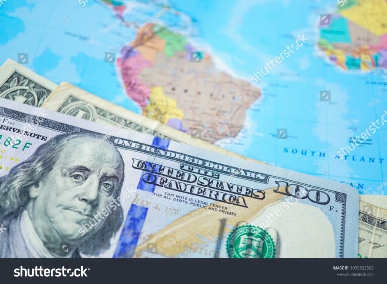 billetes de dolares con mapa mundial fondo