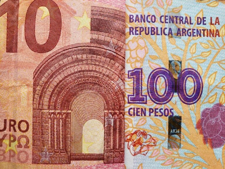 billetes de euros y pesos argentinos juntos