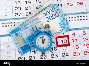 billetes junto a un reloj y calendario