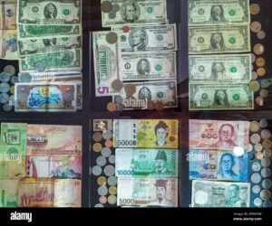 billetes y monedas de diferentes monedas apilados