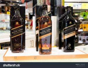 botellas de whisky etiqueta negra en tienda