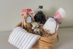 caja de regalo decorada con desayuno saludable