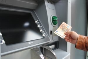 cajero automatico banco galicia usuario retirando dinero
