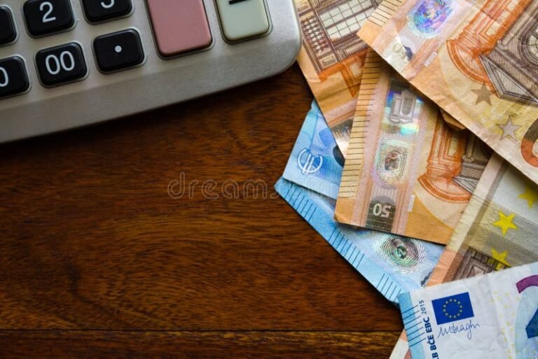 Cómo Calcular Tu Sueldo Neto A Partir Del Sueldo Bruto Fácilmente 23 calculadora y billetes sobre mesa de madera