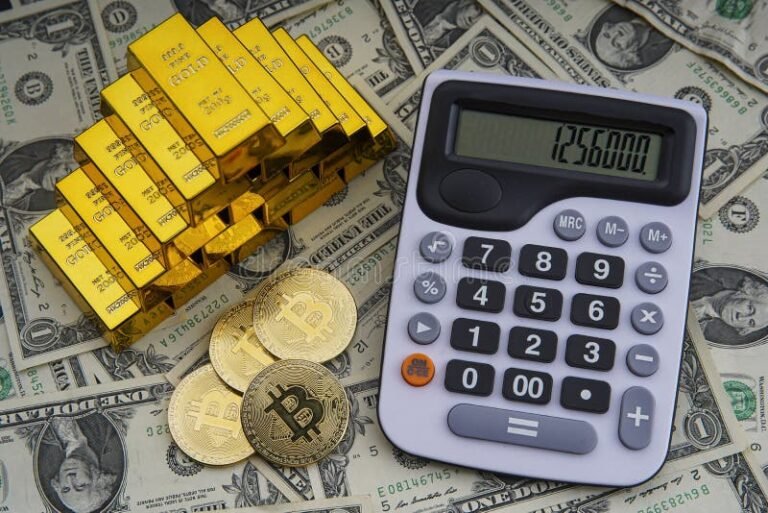 calculadora y monedas sobre factura digital