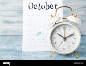 calendario con fechas marcadas y reloj