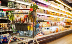 carrito de compras con productos de supermercado