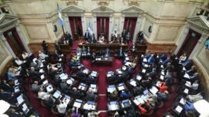 casa argentina con llave y billetes