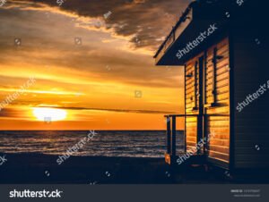 casa en la playa al atardecer