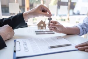 casa familiar con llave y contrato hipotecario