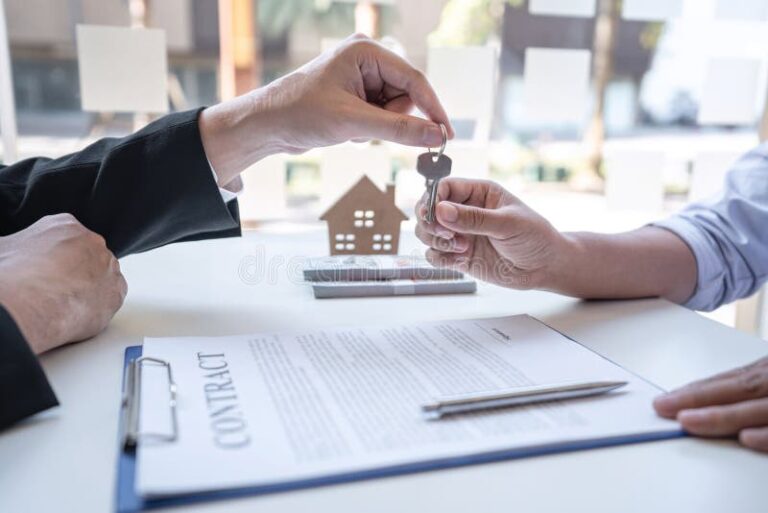 casa familiar con llave y contrato hipotecario