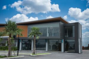 centro comercial moderno en construccion exterior