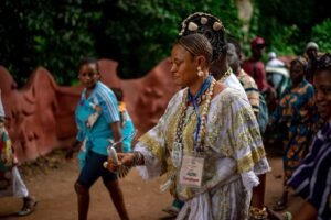 ceremonia ancestral indigena con elementos culturales