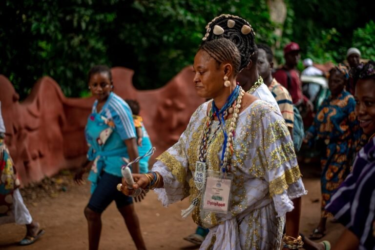 ceremonia ancestral indigena con elementos culturales