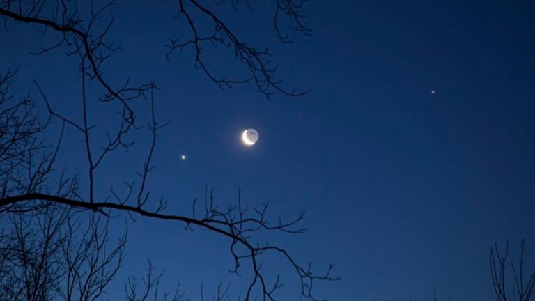 Qué Significa Mi Sueño Descubre El Mensaje Oculto Aquí 2 cielo nocturno con luna y estrellas brillantes
