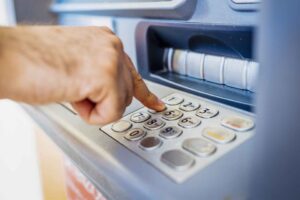 cliente usando cajero automatico banco nacion 1