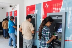 cliente usando cajero automatico banco nacion