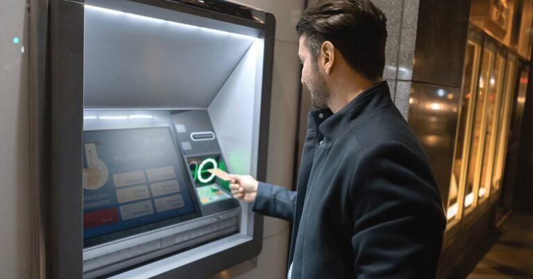 Cómo Funciona Pronto Cash en Banco del Tucumán y Cuáles Son Sus Beneficios 11 cliente usando cajero automatico moderno