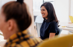 clientes satisfechos hablando con agente servicio cliente