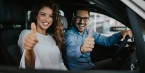 concesionario de autos con clientes satisfechos