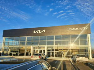 concesionario kia moderno fachada vehiculos estacionados