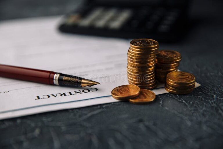 contrato financiero con calculadora y monedas