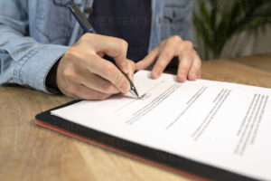 contrato firmado sobre escritorio de oficina