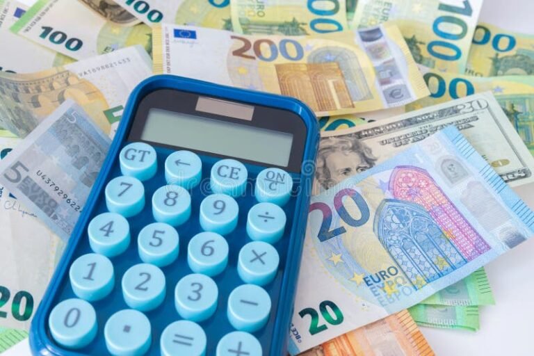 Cuánto pagan por un plazo fijo y cómo calcular sus intereses 21 dinero reloj y calculadora sobre mesa madera