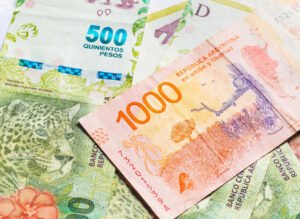 dos tarjetas de debito sobre billetes argentinos