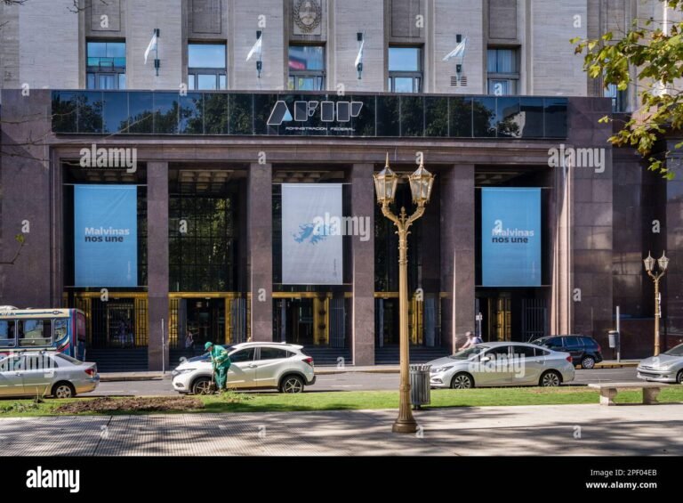 edificio de afip con banderas argentinas exteriores