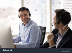 empleados de call center con auriculares