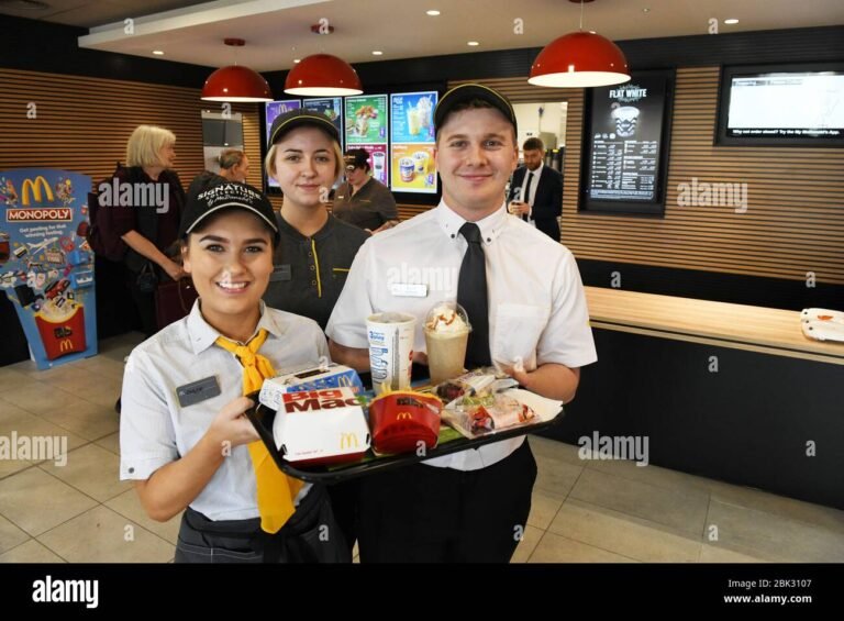Cuánto pagan en McDonald’s y cómo varían los sueldos según el puesto 2 empleados trabajando en restaurante mcdonalds uniforme