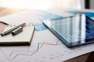 emprendedor revisando planes y finanzas pequenas