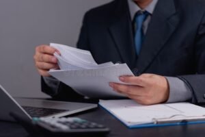empresario revisando documentos financieros en oficina
