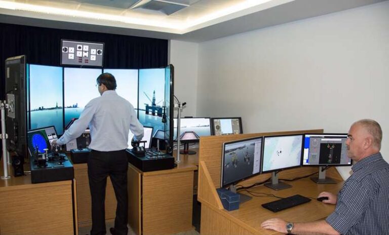 empresario usando computadora simulador seguro caucion